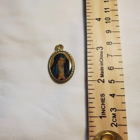 Mary Our Lady of Sorrows Catholic Medal/Pendant Gold Tone Vintage - Picture 2 of 3